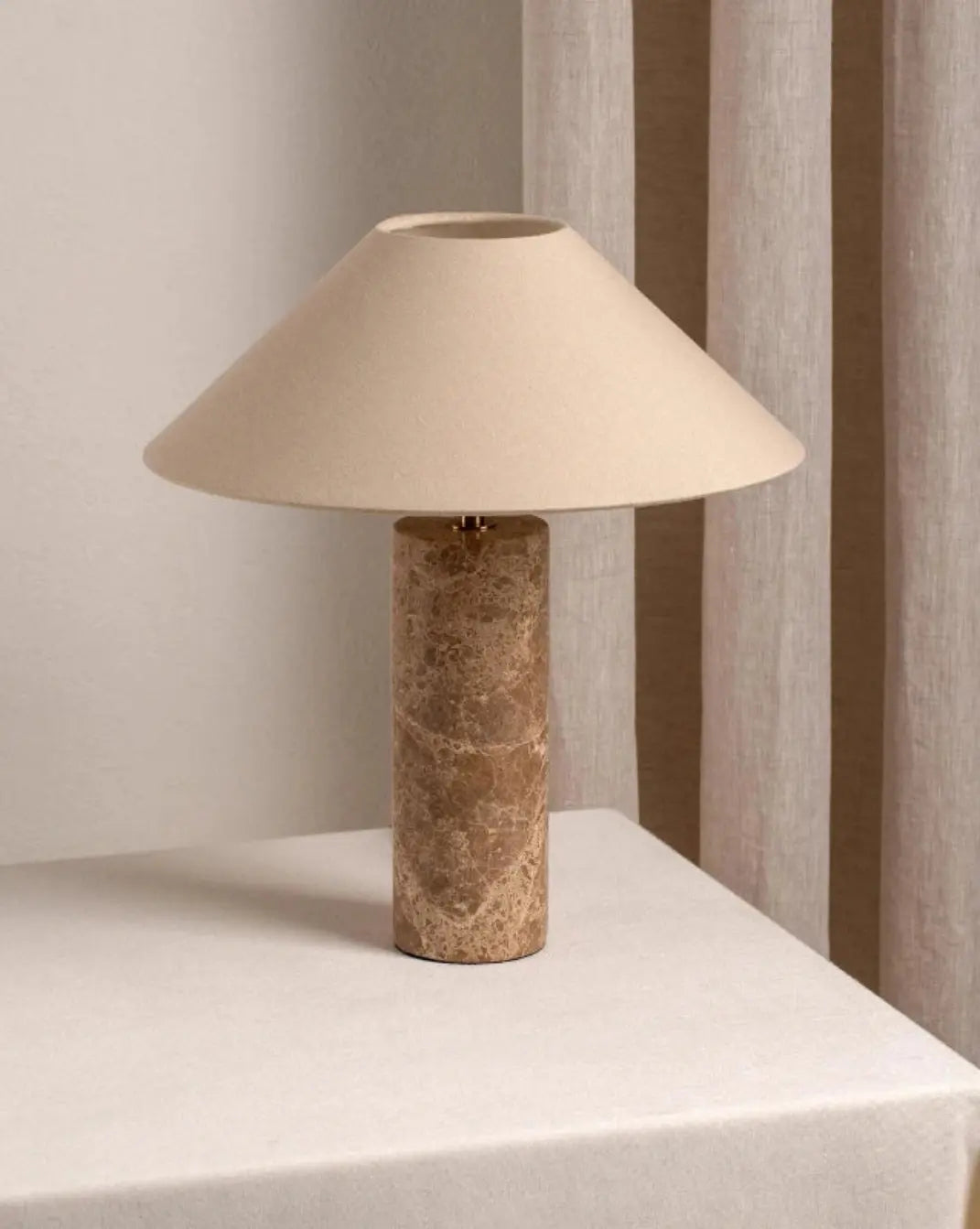 Nordic Marmeren Tafellamp – Witte Stoffen Kap Maison Roze