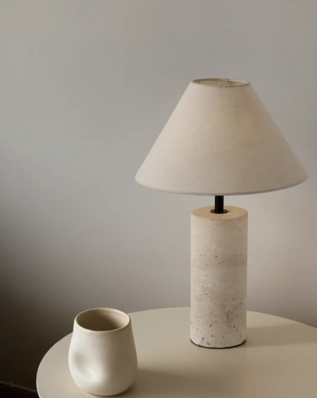 Travertijn Tafellamp – Gele Natuursteen & Stoffen Kap Maison Roze