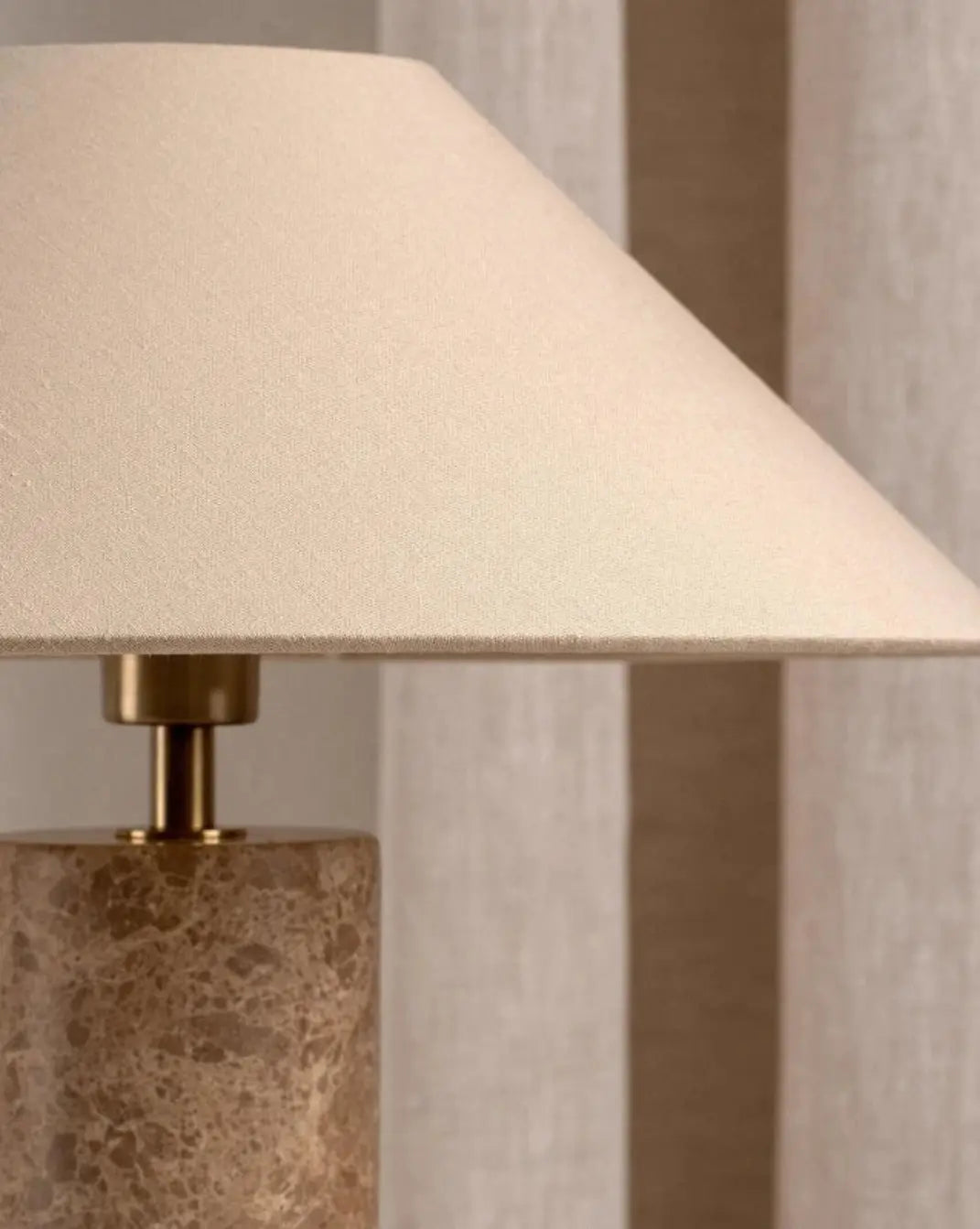 Nordic Marmeren Tafellamp – Witte Stoffen Kap Maison Roze