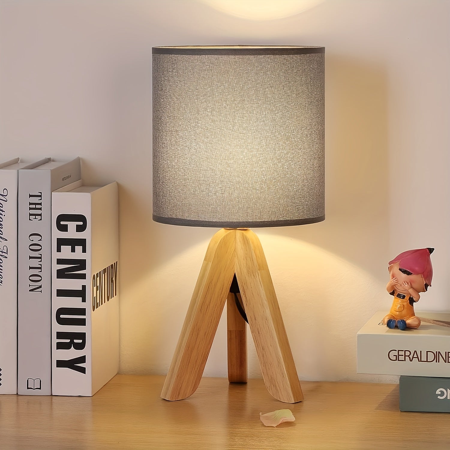 Minimalistische Tafellamp met Houten Tripod Basis en Stoffen Schaduw – Ideaal voor Slaapkamer en Kantoor