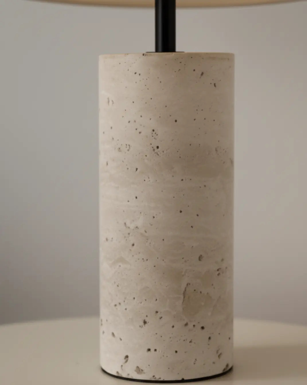 Travertijn Tafellamp – Gele Natuursteen & Stoffen Kap Maison Roze