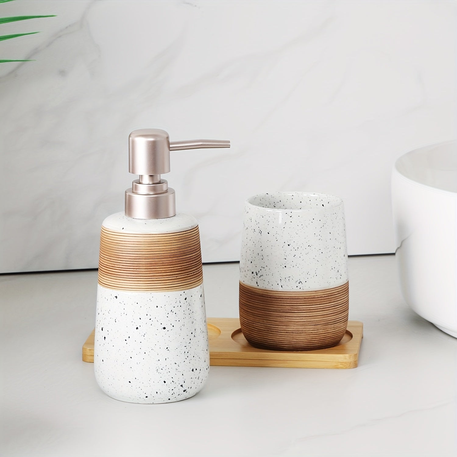 3-delige Keramische Badkamer Set met Mondwaterbeker, Lotionflesje en Houten Dienblad