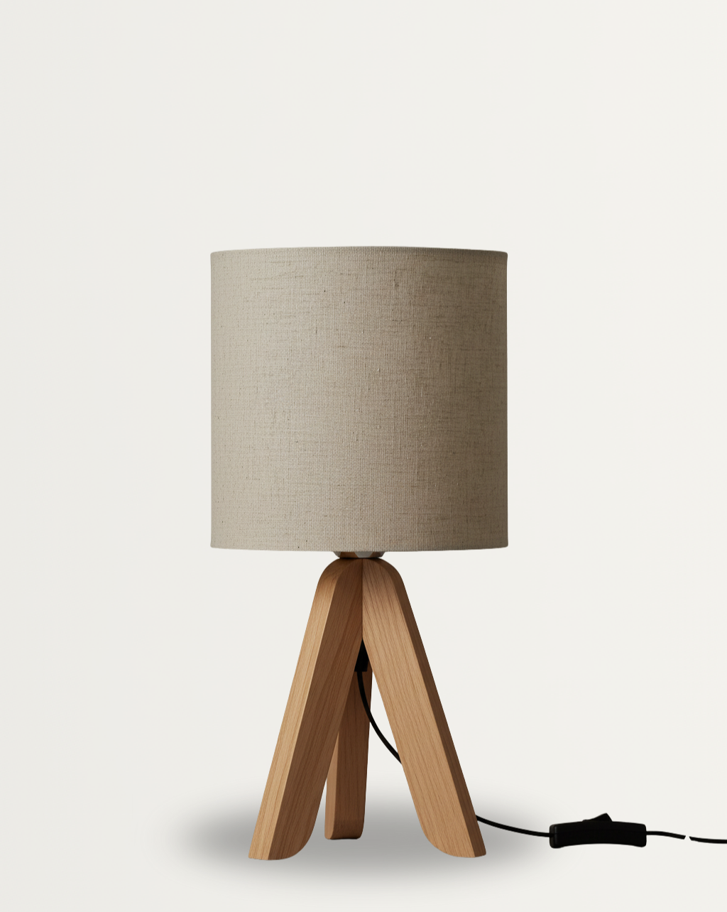 Minimalistische Tafellamp met Houten Tripod Basis en Stoffen Schaduw – Ideaal voor Slaapkamer en Kantoor