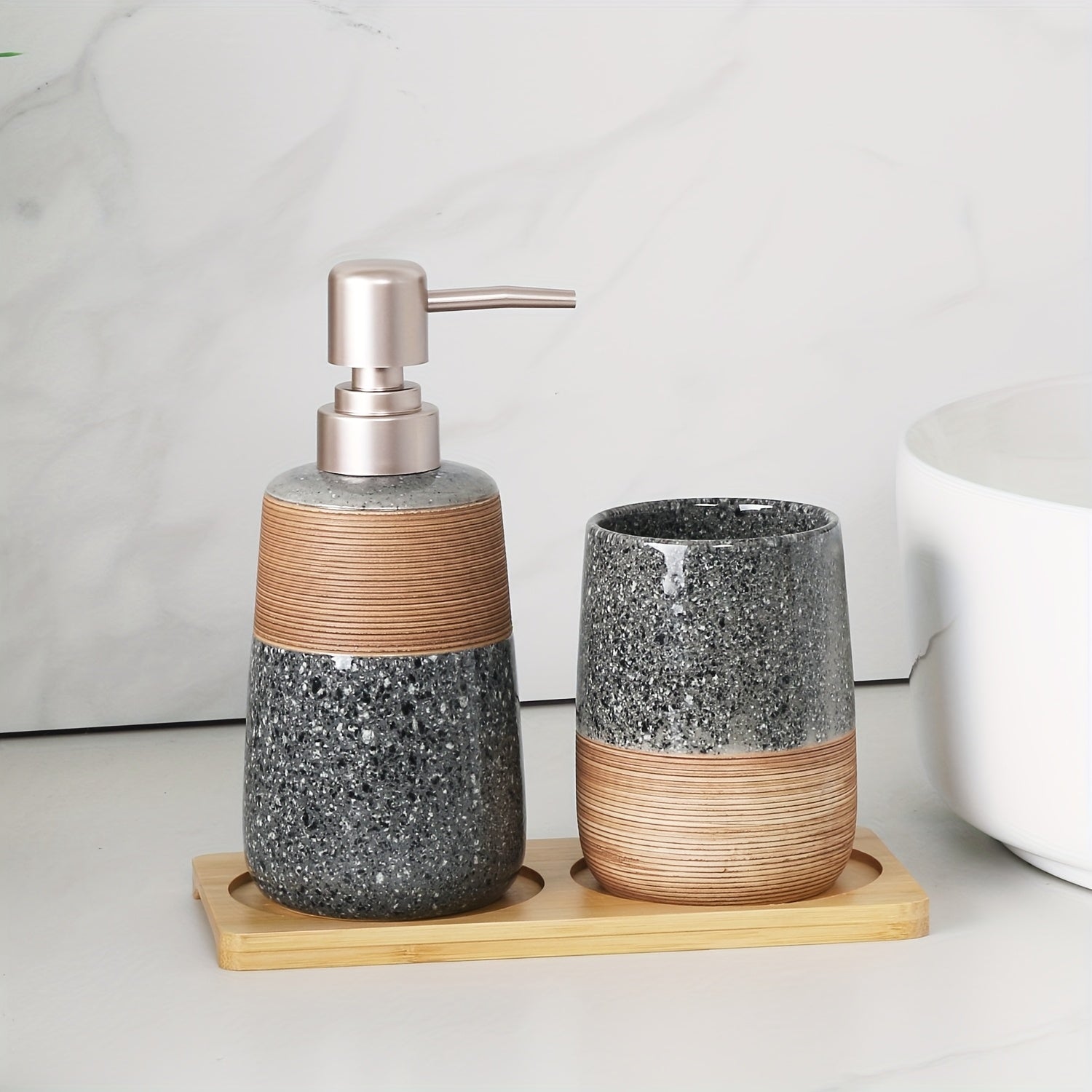3-delige Keramische Badkamer Set met Mondwaterbeker, Lotionflesje en Houten Dienblad
