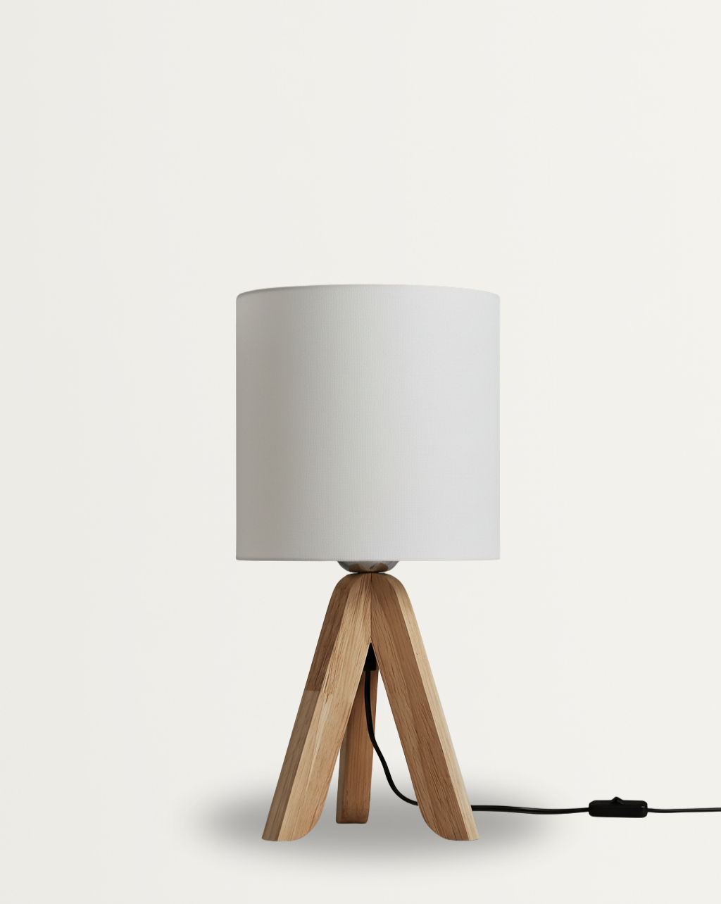 Minimalistische Tafellamp met Houten Tripod Basis en Stoffen Schaduw – Ideaal voor Slaapkamer en Kantoor