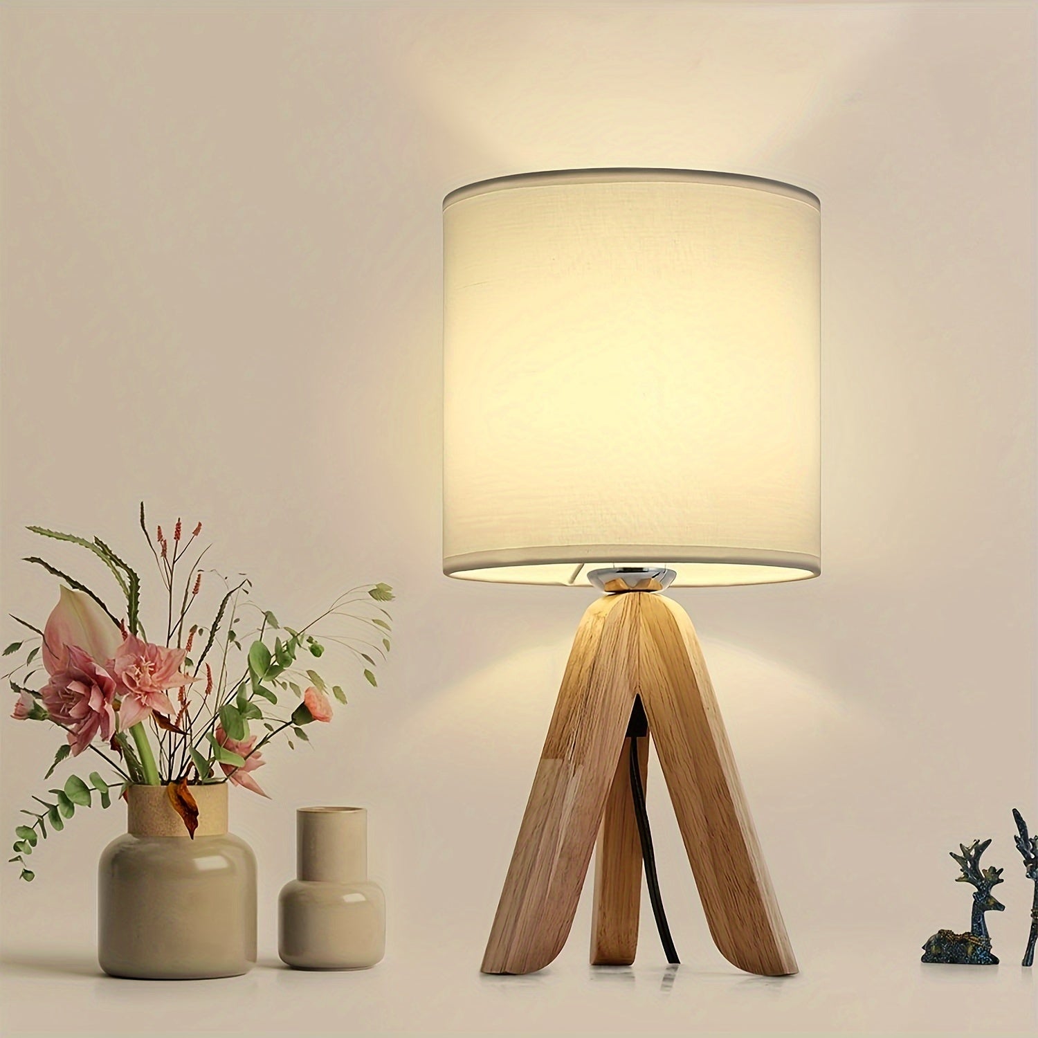 Minimalistische Tafellamp met Houten Tripod Basis en Stoffen Schaduw – Ideaal voor Slaapkamer en Kantoor