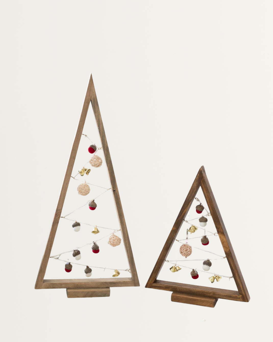 Triangle houten kerstboom met ornamenten – stil en stijlvol kerstdecor