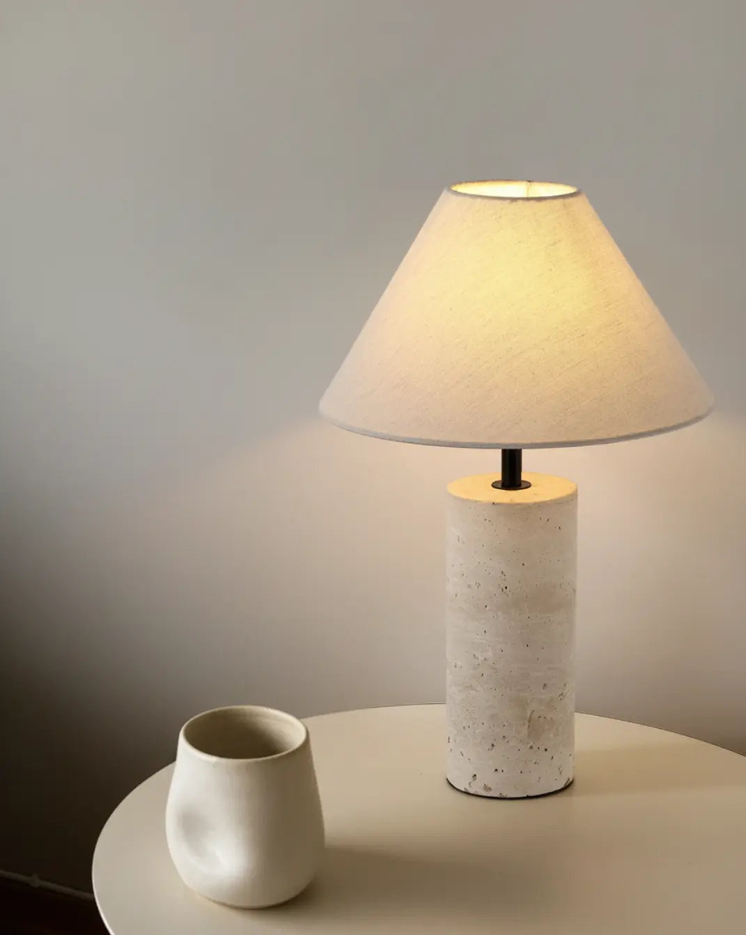 Travertijn Tafellamp – Gele Natuursteen & Stoffen Kap Maison Roze