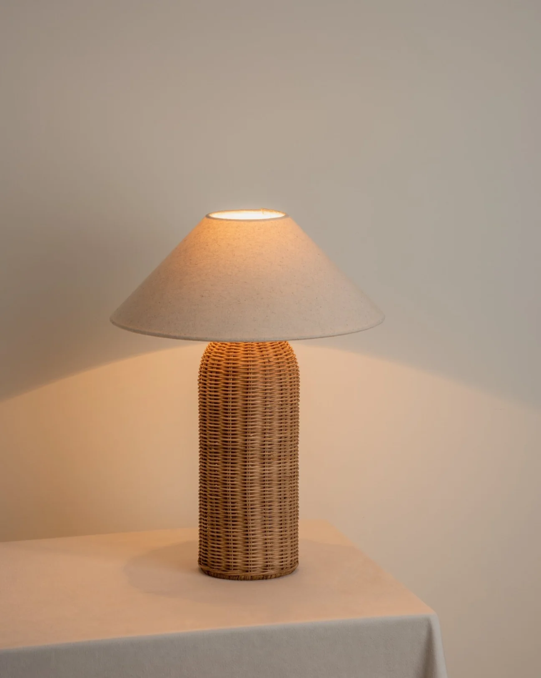 Wabi-Sabi Rattan Tafellamp – Authentieke Geweven Bedlamp