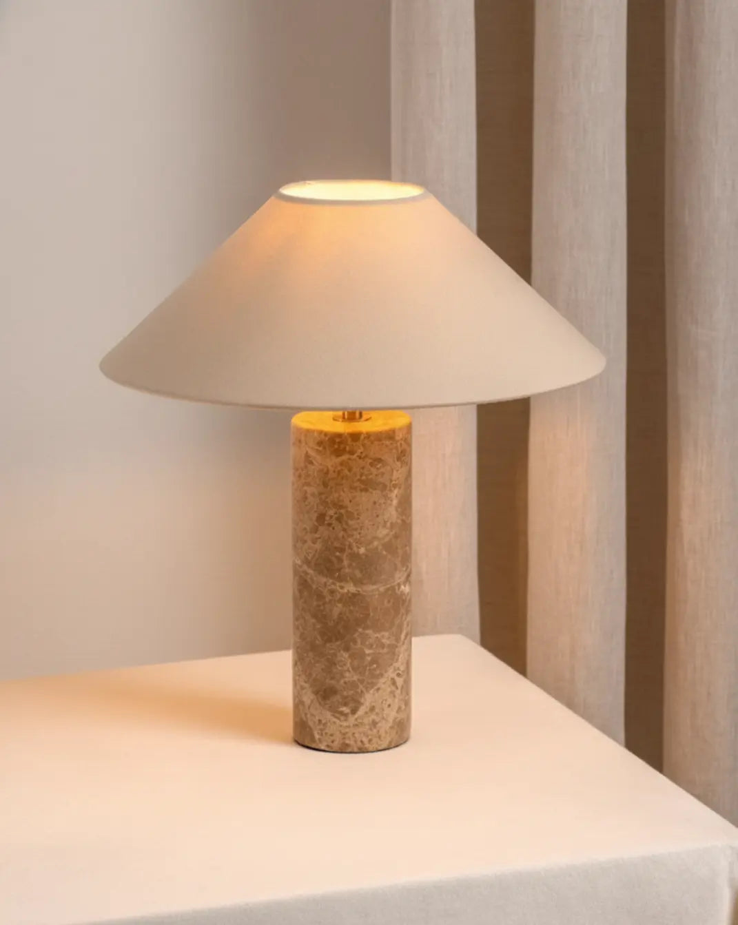 Nordic Marmeren Tafellamp – Witte Stoffen Kap Maison Roze