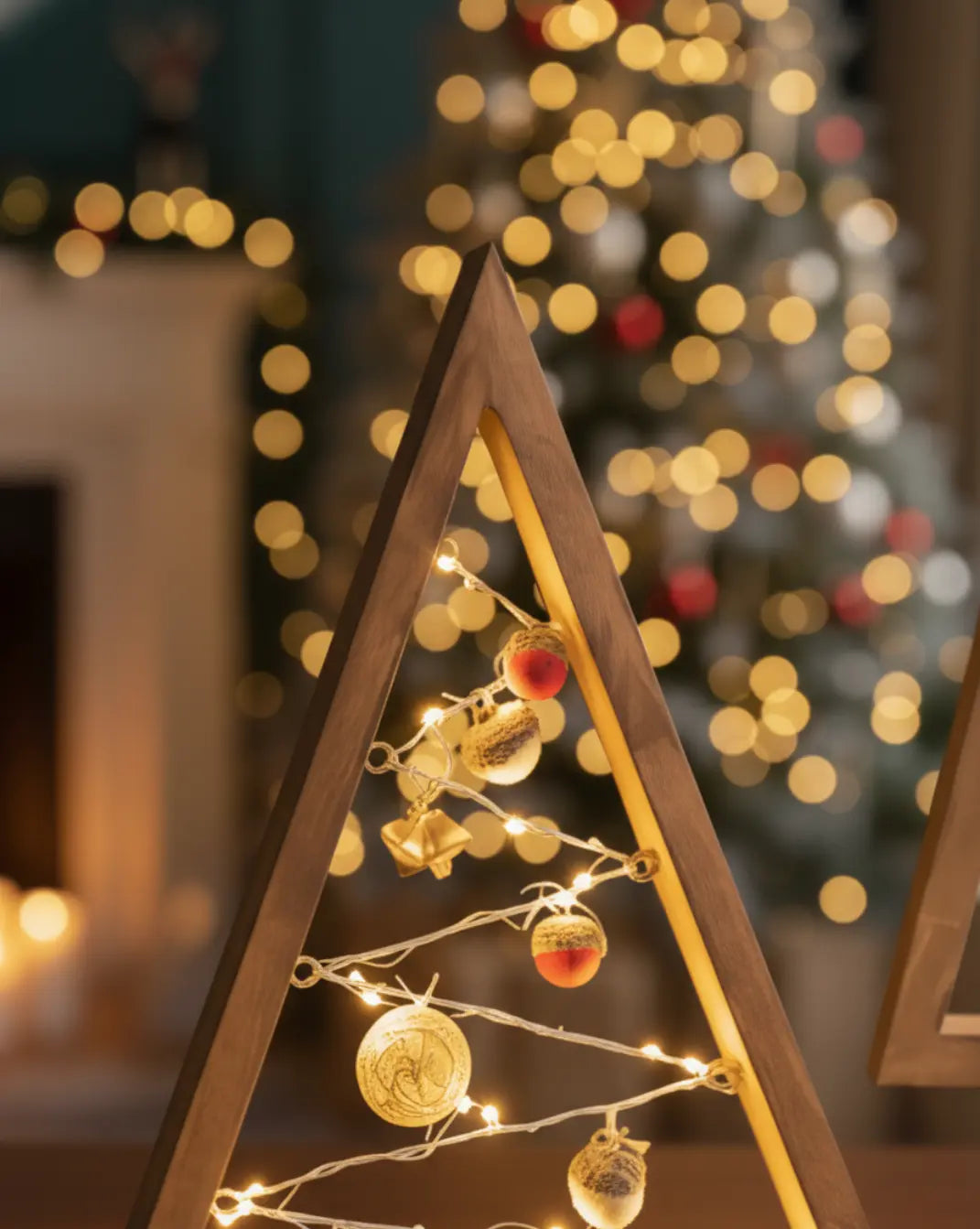 Triangle houten kerstboom met ornamenten Maison Roze