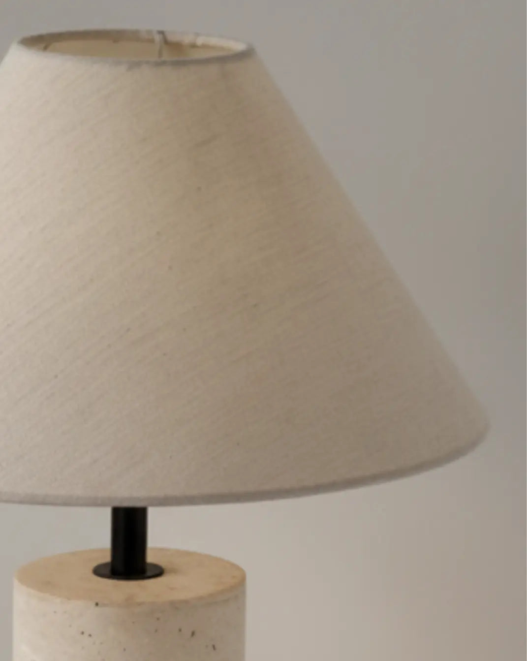 Travertijn Tafellamp – Gele Natuursteen & Stoffen Kap Maison Roze