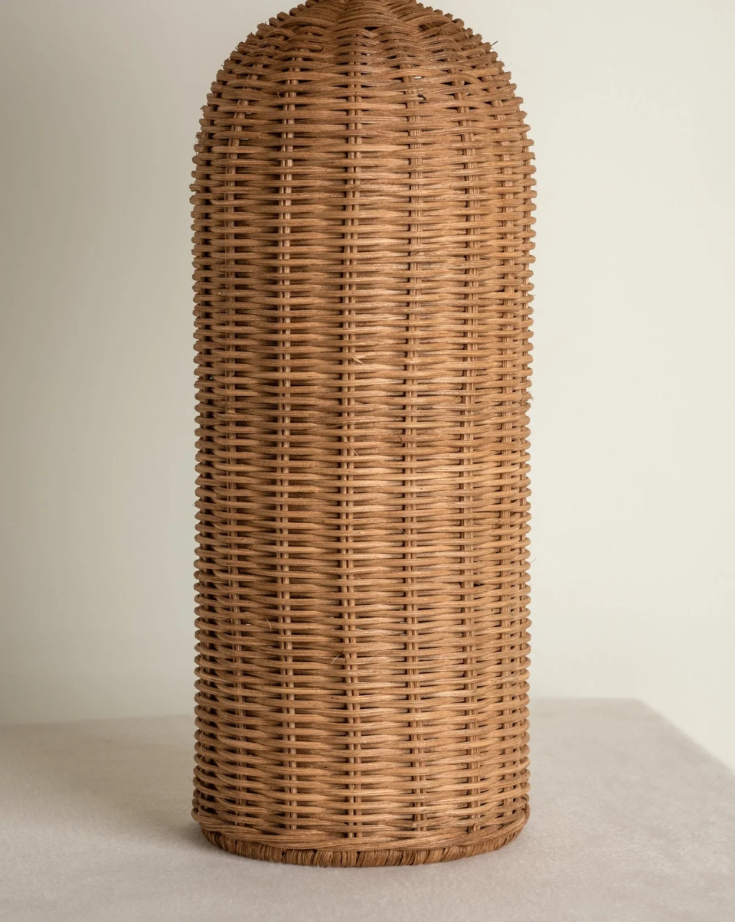 Wabi-Sabi Rattan Tafellamp – Authentieke Geweven Bedlamp