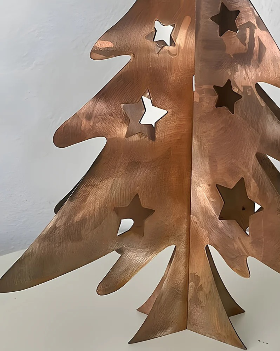 Metalen kerstboom-decoratie met steruitsnijding