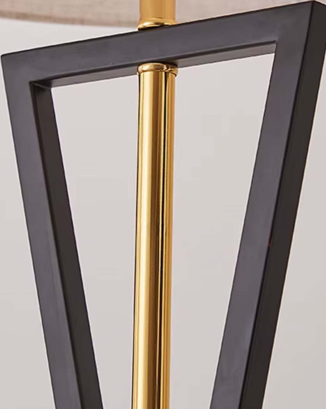 Moderne tafellamp - Tijdloze Verfijning in IJzerdesign