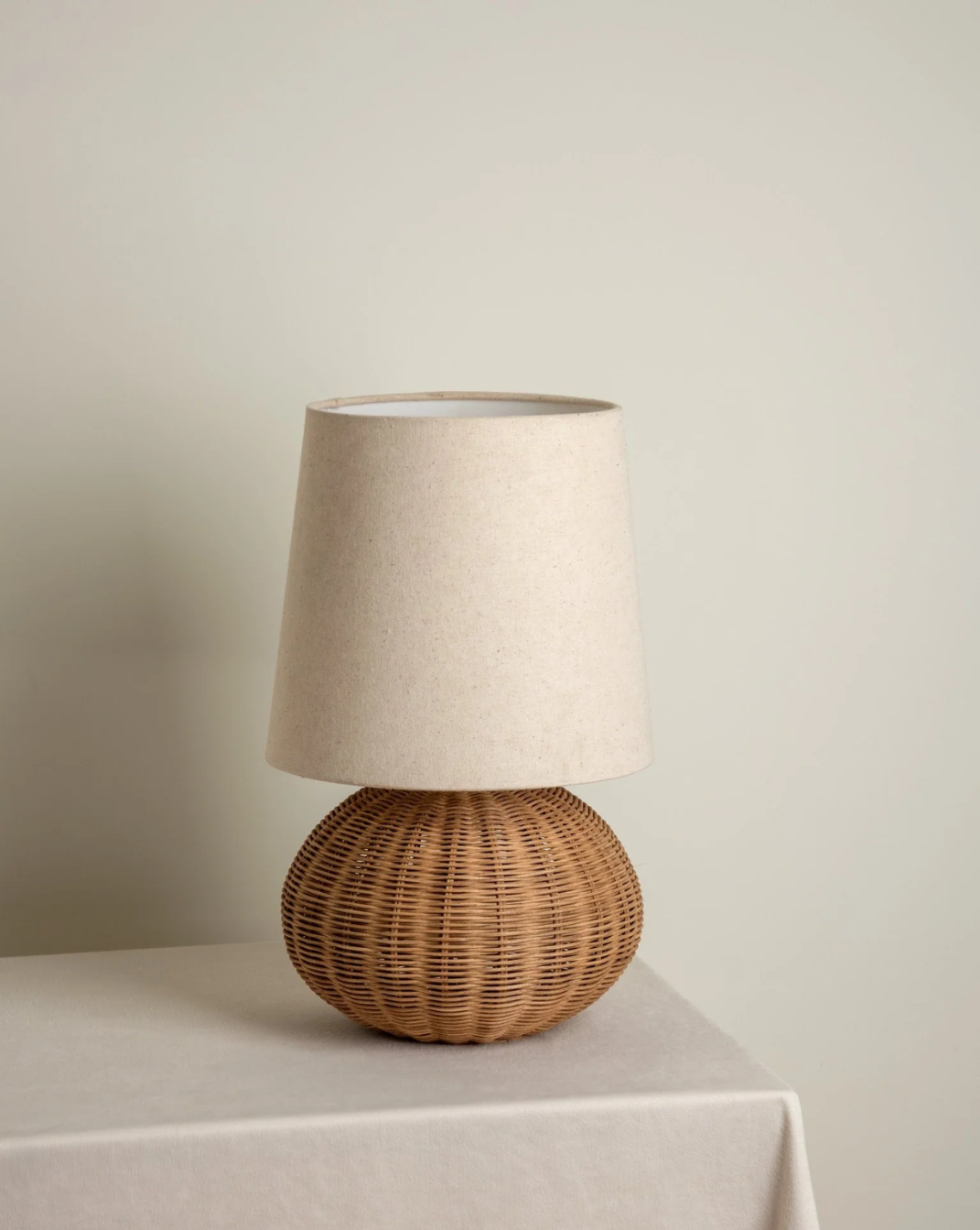 Wabi-Sabi Rattan Tafellamp – Authentieke Geweven Bedlamp