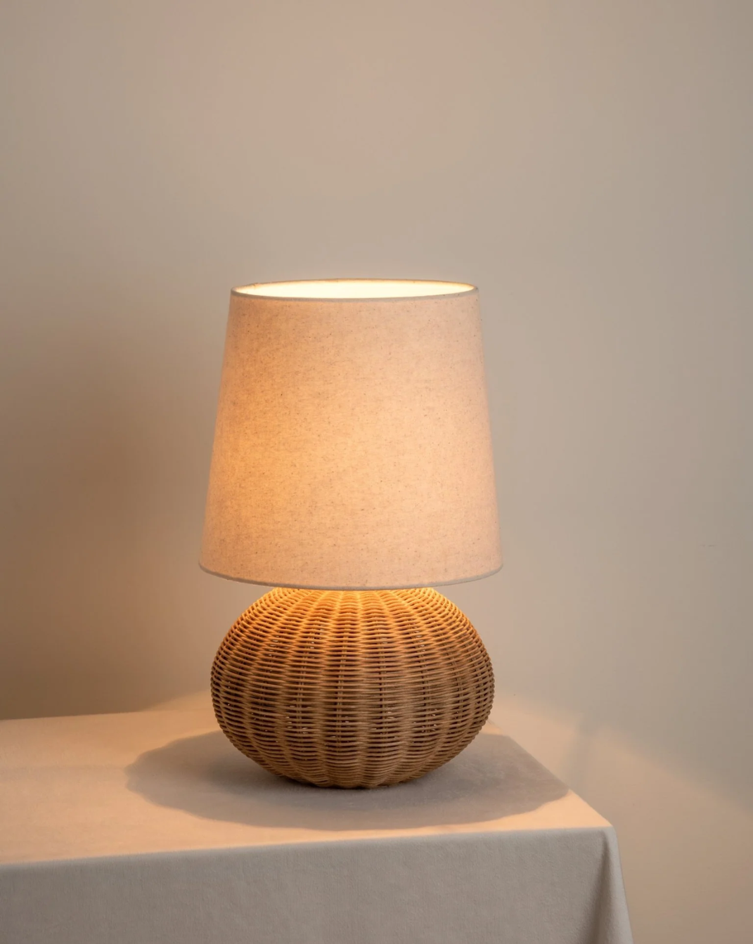 Wabi-Sabi Rattan Tafellamp – Authentieke Geweven Bedlamp