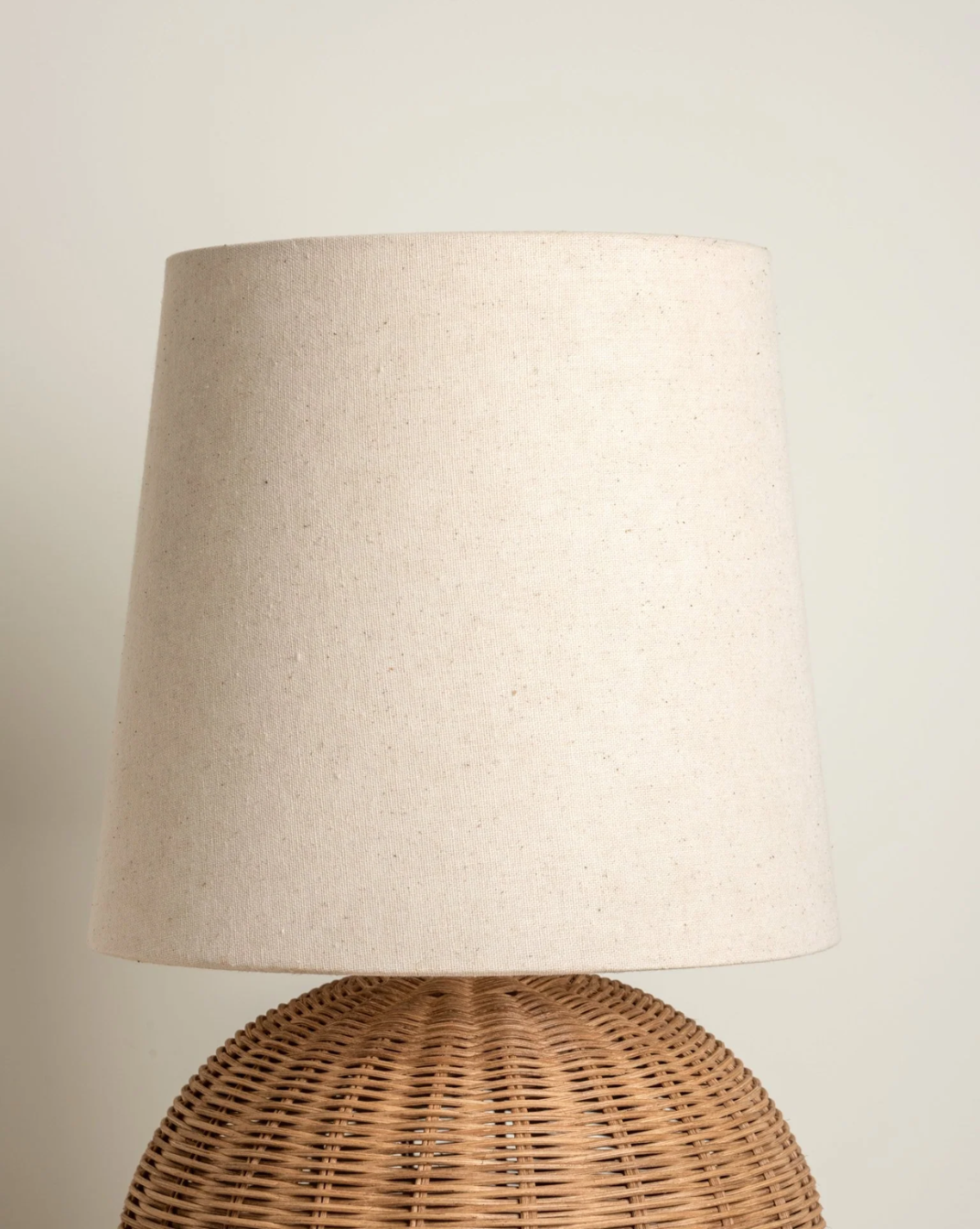 Wabi-Sabi Rattan Tafellamp – Authentieke Geweven Bedlamp