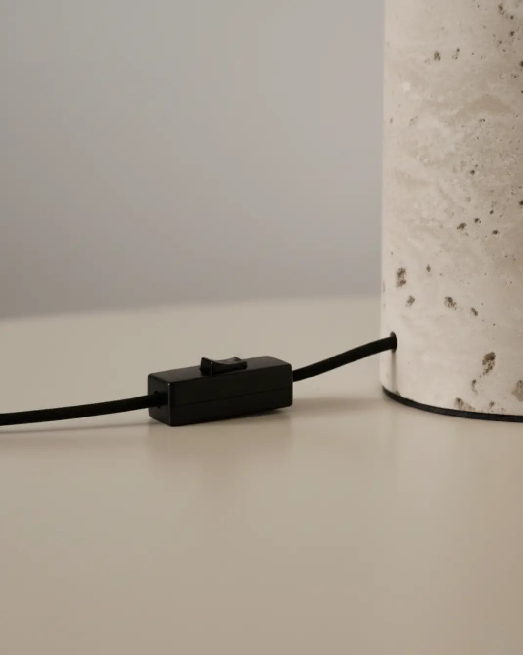 Travertijn Tafellamp – Gele Natuursteen & Stoffen Kap Maison Roze