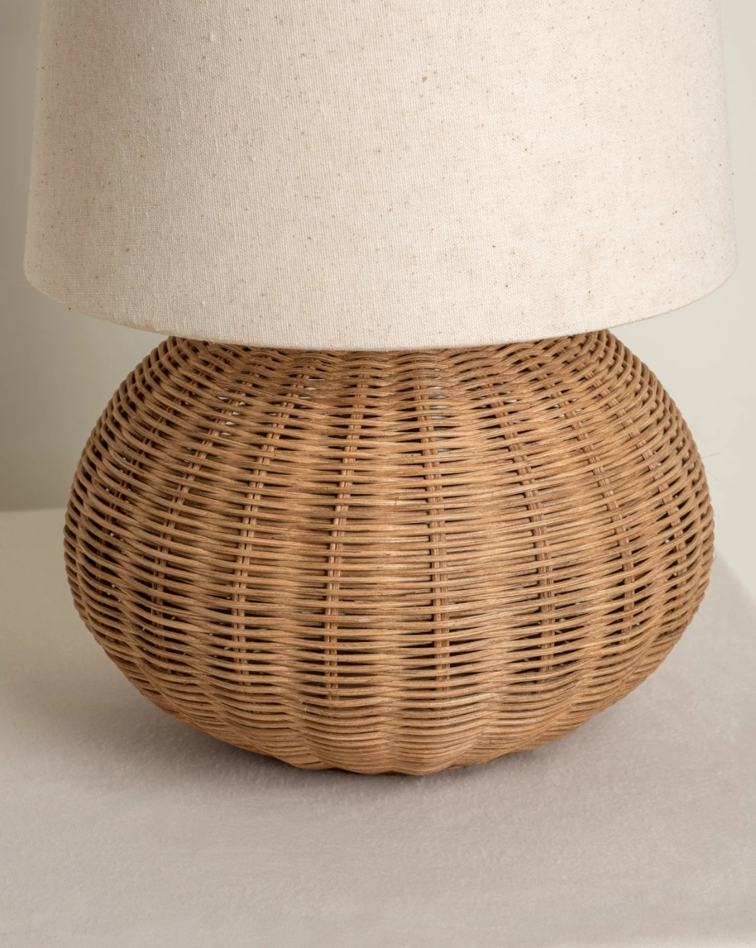 Wabi-Sabi Rattan Tafellamp – Authentieke Geweven Bedlamp