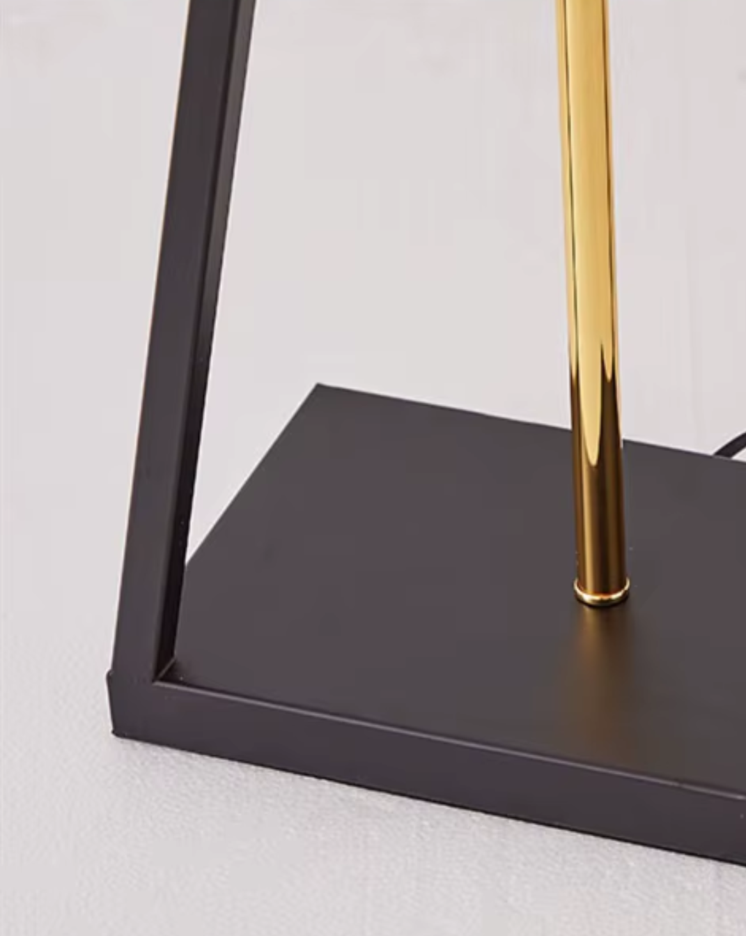 Moderne tafellamp - Tijdloze Verfijning in IJzerdesign