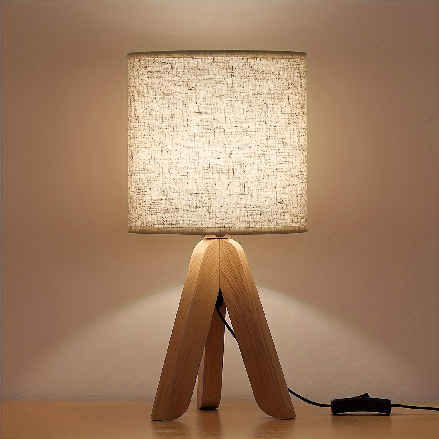 Minimalistische Tafellamp met Houten Tripod Basis en Stoffen Schaduw – Ideaal voor Slaapkamer en Kantoor
